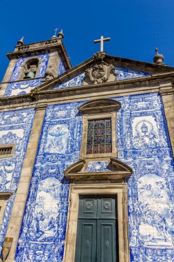 Porto, Portekiz - 11 Ağustos 2023: Ruhlar Şapeli 'nin ön cephesi. Porto 'nun en çok fotoğraflanan kiliselerinden biridir. Çünkü muhteşem cephesi fayanslarla kaplıdır..