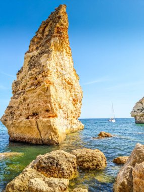 Benagil, Algarve, Portekiz 'deki kayalıklar ve mağaralar