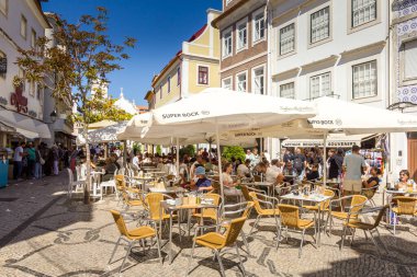 Aveiro, Portekiz - 27 Ağustos 2023: Şehir merkezinde yürüyen insanlar. Yayalar, dükkanları, restoranları, kafeleri ve şekerlemeleriyle ünlüdür..