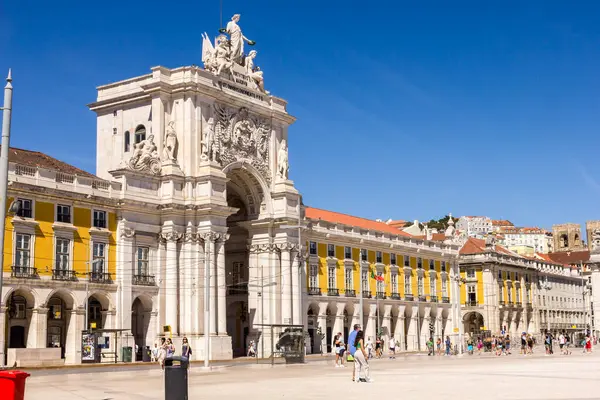 Lizbon, Portekiz - 27 Ağustos 2023: Ticaret meydanında yürüyen insanlar (Praca do Comercio). Zafer kemeri ünlü Augusta Caddesi 'nin başlangıç noktasıdır..