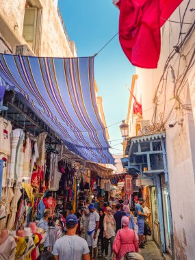 Tunus, Tunus - 27 Ağustos 2022: Medine bölgesinde yürüyen insanlar. Medine 'de saraylar, camiler, anıtlar, medreseler ve çeşmeler de dahil olmak üzere 700 civarında anıt bulunuyor..