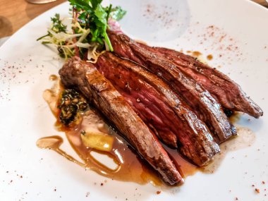 Tabakta servis edilen leziz et dilimleri.