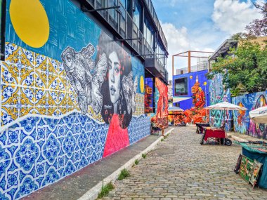 Sao Paulo, Brezilya - 27 Şubat 2024: Beco do Batman (Batman Geçidi) olarak bilinen bölgenin duvarlarında sanat çalışmaları. Bölge, sokaklardaki yoğun grafiti yoğunluğu nedeniyle popüler..