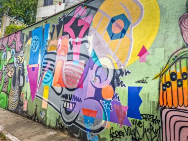 Sao Paulo, Brezilya - 27 Şubat 2024: Beco do Batman (Batman Geçidi) olarak bilinen bölgenin duvarlarında sanat çalışmaları. Bölge, sokaklardaki yoğun grafiti yoğunluğu nedeniyle popüler..