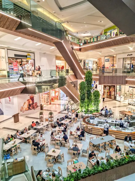 상파울루 브라질 2024년 27일 로보스 쇼핑센터에서 걸어다니는 사람들 장소는 레스토랑 스톡 사진