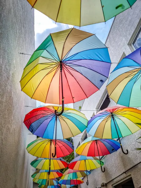 Viele Bunte Regenschirme Als Dekoration Stockbild