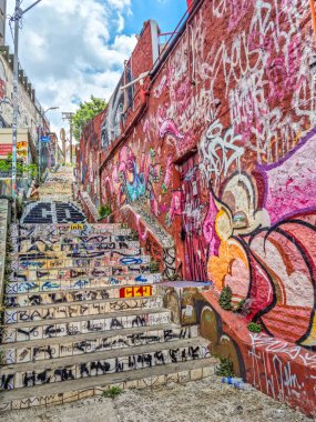 Sao Paulo, Brezilya - 27 Şubat 2024: Vila Madalena bölgesindeki Patapio merdivenlerinde sanat çalışmaları. Bölge, sokaklardaki yoğun grafiti yoğunluğu nedeniyle popüler..