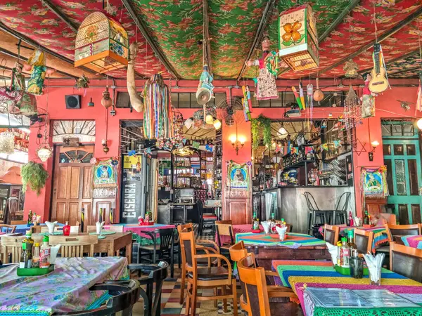 상파울루 브라질 2024 Vila Madalena 지역의 Northen 장식이있는 전형적인 레스토랑 스톡 사진