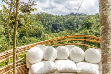 Arkasında pirinç terasları olan kanepe, Bali, Endonezya