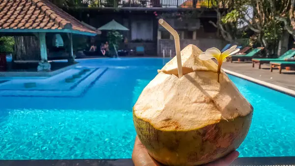 수영장에서 준비가 신선한 코코넛 로열티 프리 스톡 이미지