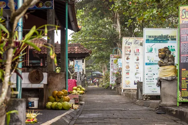 Bali Indonesien Juli 2019 Geschäfte Und Restaurants Der Pura Penataran Stockfoto