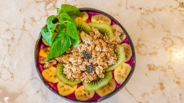 Kırsal bir kasede kalp şeklinde bir Acai.