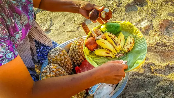 Sortimento Frutas Tropicais Uma Praia Imagens De Bancos De Imagens