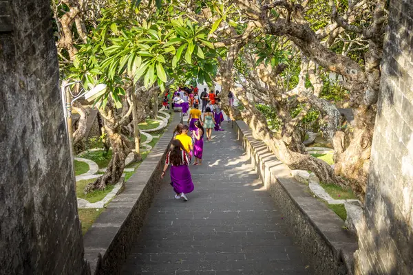 인도네시아 2019 사원에서 사람들 타나롯 타바난에 가깝고 아름다운 풍경으로 유명합니다 스톡 사진