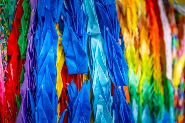 Renkli geleneksel 1000 Japon origami kağıt turnası