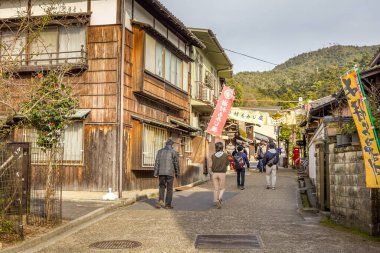 Miyajima Adası, Japonya - 13 Nisan 2019: Eski kentte yürüyen insanlar. Bölge stokları ve yiyecekleriyle ünlüdür..