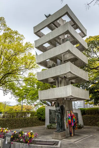 広島で働く学生たちへの記念塔 ストック写真