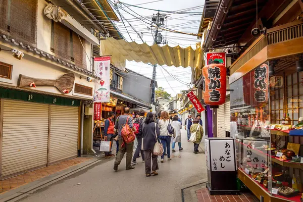 Ilha Miyajima Japão Abril 2019 Pessoas Caminhando Cidade Onld Área Imagens De Bancos De Imagens