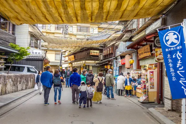 宮島2019年4月13日 旧市街を歩く人 この地域は店や食べ物で人気があります ストック写真