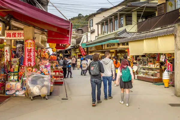 Ilha Miyajima Japão Abril 2019 Pessoas Caminhando Cidade Onld Área Imagens De Bancos De Imagens