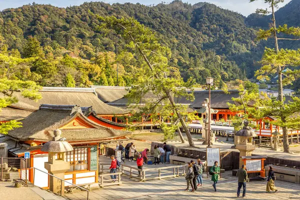 広島県宮島 2019年4月13日厳島神社を歩く人 ユネスコの世界遺産に登録されている ストックフォト