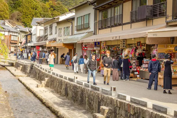 Miyajima Island Japan April 2019 Människor Som Vandrar Vid Kanal Stockbild
