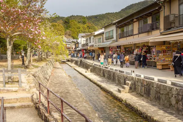 Insel Miyajima Japan April 2019 Menschen Spazieren Frühling Einem Kanal lizenzfreie Stockfotos