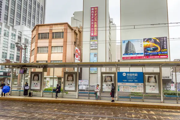 Hiroshima Giappone Aprile 2019 Persone Attesa Del Treno Nella Stazione — Foto Stock