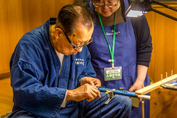 日本の広島 2019年4月14日 日本の伝統剣を作る男 一般的に 68人の職人の間の労働分割によって作られています ストックフォト