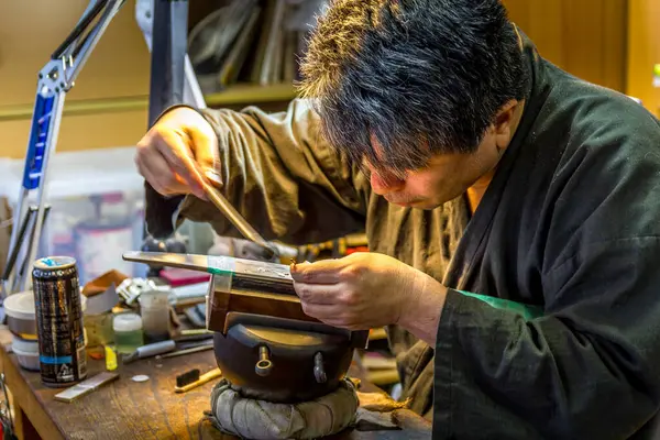 Hiroshima Japão Abril 2019 Homem Fazendo Uma Espada Tradicional Japonesa Fotografias De Stock Royalty-Free