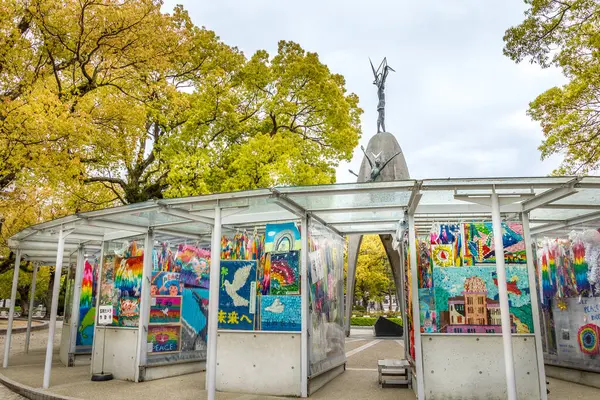 日本广岛 2019年4月14日 儿童和平纪念碑视图 为了纪念佐佐木贞子和广岛原子弹爆炸的数千儿童受害者 这是一个和平纪念碑 图库照片