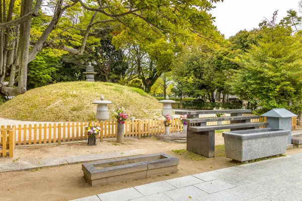 Atomic Bomb Memorial Burial Mound Hiroshima Japan Royaltyfria Stockbilder