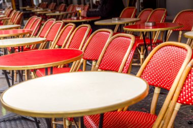 Fransa, Paris sokaklarında tipik masa ve sandalyeler