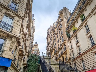 Montmartre bölgesindeki merdivenler, Paris, Fransa