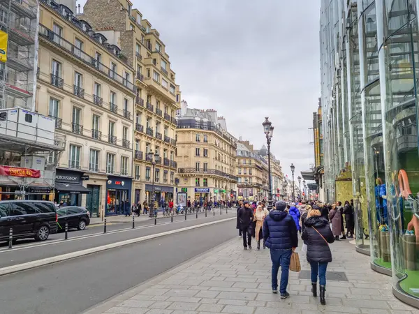 2023年3月6日 パリ第1区のモンネイエ通りを歩く人々 ルーブル美術館としても知られ いくつかの高級店があります ストックフォト