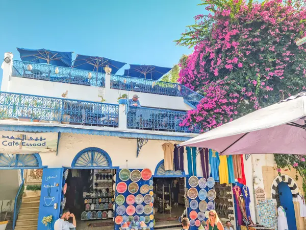Sidi Bou氏によると チュニジアのカルタゴ 2022年8月27日 市内中心部を歩く人々 町は観光名所であり 青と白の広範な使用で知られています ストックフォト
