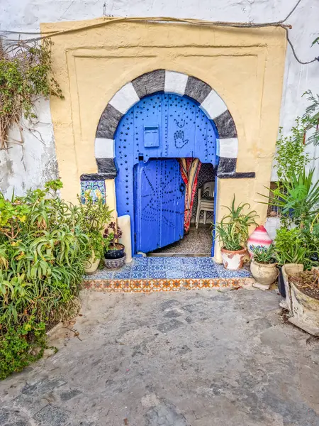 シシブーの典型的なチュニジアの装飾用ドアは言った ロイヤリティフリーのストック写真