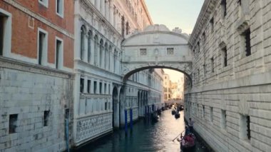 Venedik, İtalya... 20 Ağustos 2024, İç Çekiş Köprüsü yakınlarındaki kanallarda gondolların keyfini çıkaran turistler. Gondollar şehirdeki en popüler ve romantik ulaşım araçlarıdır..