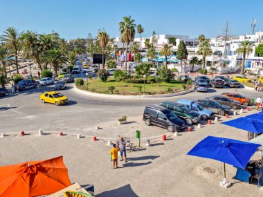 Hammamet, Tunus - 26 Ağustos 2022: Şehir merkezinde yürüyen insanlar. Ev sahipleri, Medine ve Hammamet plajı..