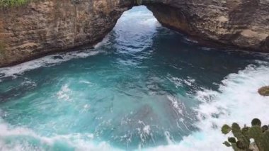 Endonezya 'nın Nusa Penida adasındaki kırık plaj