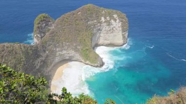 Endonezya 'nın Nusa Penida adasındaki Kelingking plajı.