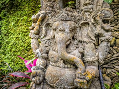 Bahçedeki Bouddha heykeli