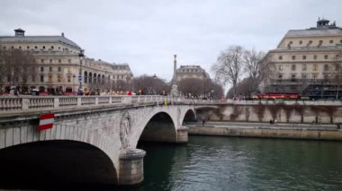 Paris, Fransa - 5 Mart 2023: Seine nehri üzerindeki Pont au Change köprüsünde yürüyen insanlar. Köprü birinci ve dördüncü arrondissements arasındaki sınırda yer almaktadır..