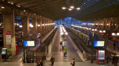 Paris, Fransa - 06 Mart 2023: Gare du Nord istasyonunda yürüyen insanlar. Paris 'teki yedi büyük tren istasyonundan biridir..