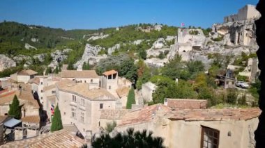 Şehrin havadan görünüşü ve Fransa 'nın güneyindeki Les Beaux de Provence kalesi.