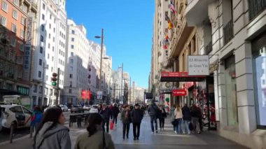 Madrid, İspanya - 06 Şubat 2023: Gran Via Bulvarı 'nda yürüyen insanlar. Alışveriş merkezleri, otelleri ve sinema salonları nedeniyle, cadde 