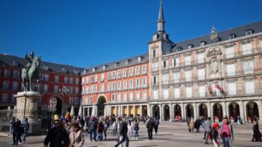 Madrid, İspanya - 06 Şubat 2023: Plaza Belediye Başkanı meydanında yürüyen insanlar. Site İspanyol Kültür Mirası ve şehrin en ünlü simgelerinden biridir..