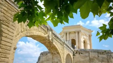 Saint-Clement su kemeri ve su kalesi (şato d 'eau) Fransa' nın Montpellier şehrinde Peyrou gezinti güvertesinde.