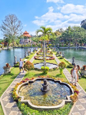 Bali, Endonezya - 16 Ağustos 2024: Tirta Gangga Sarayı 'nda yürüyen insanlar. Burası Karangasem kraliyet su sarayı, banyo havuzları ve Patirthan tapınağı olarak bilinir..
