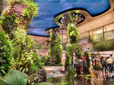 Singapur, Singapur - 30 Ağustos 2024: Singapur Changi Havaalanı 'nda yüksek teknolojili dekorasyon. Terminallerin üçü Jewel Changi Havalimanı olarak bilinen bir eğlence ve perakende kompleksine bağlı..